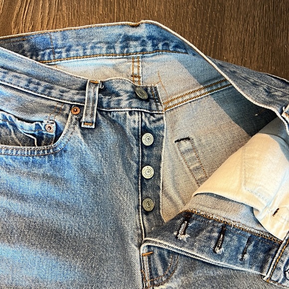 Vintage Levi’s 501 Cropped Capri Shorts - Picture 2 of 4